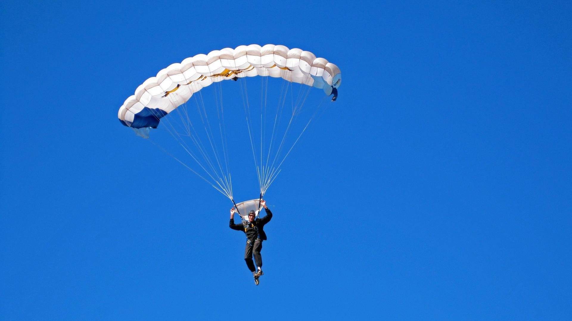 队医团队深夜加班处理伤病保障比赛期间人员健康